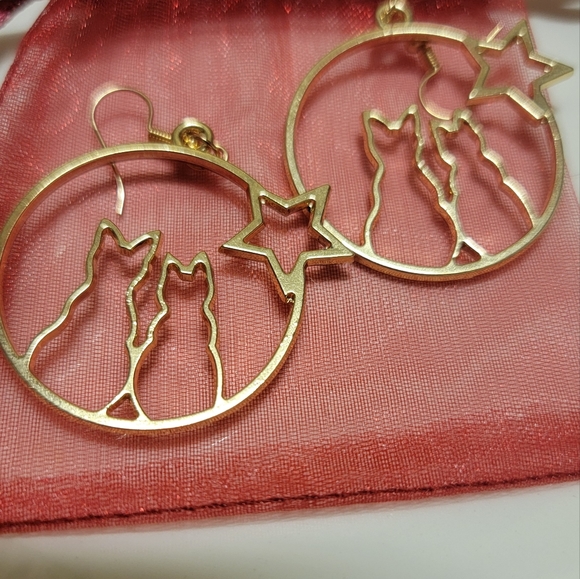 Cat and Star gold tone circular dangle earrings. - Picture 3 of 4